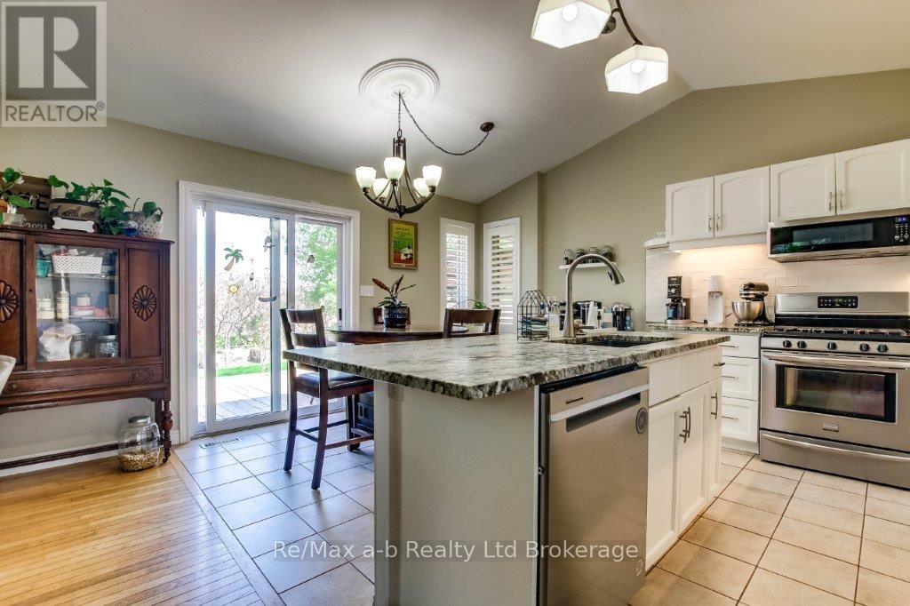 27 Amber Drive, Thames Centre, Ontario  N0L 1G1 - Photo 6 - X12134957