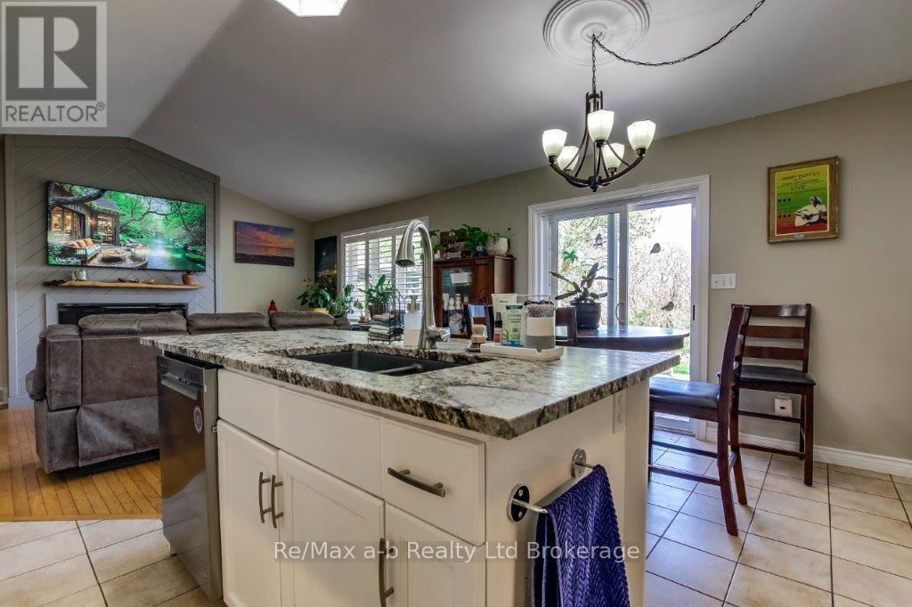 27 Amber Drive, Thames Centre, Ontario  N0L 1G1 - Photo 9 - X12134957