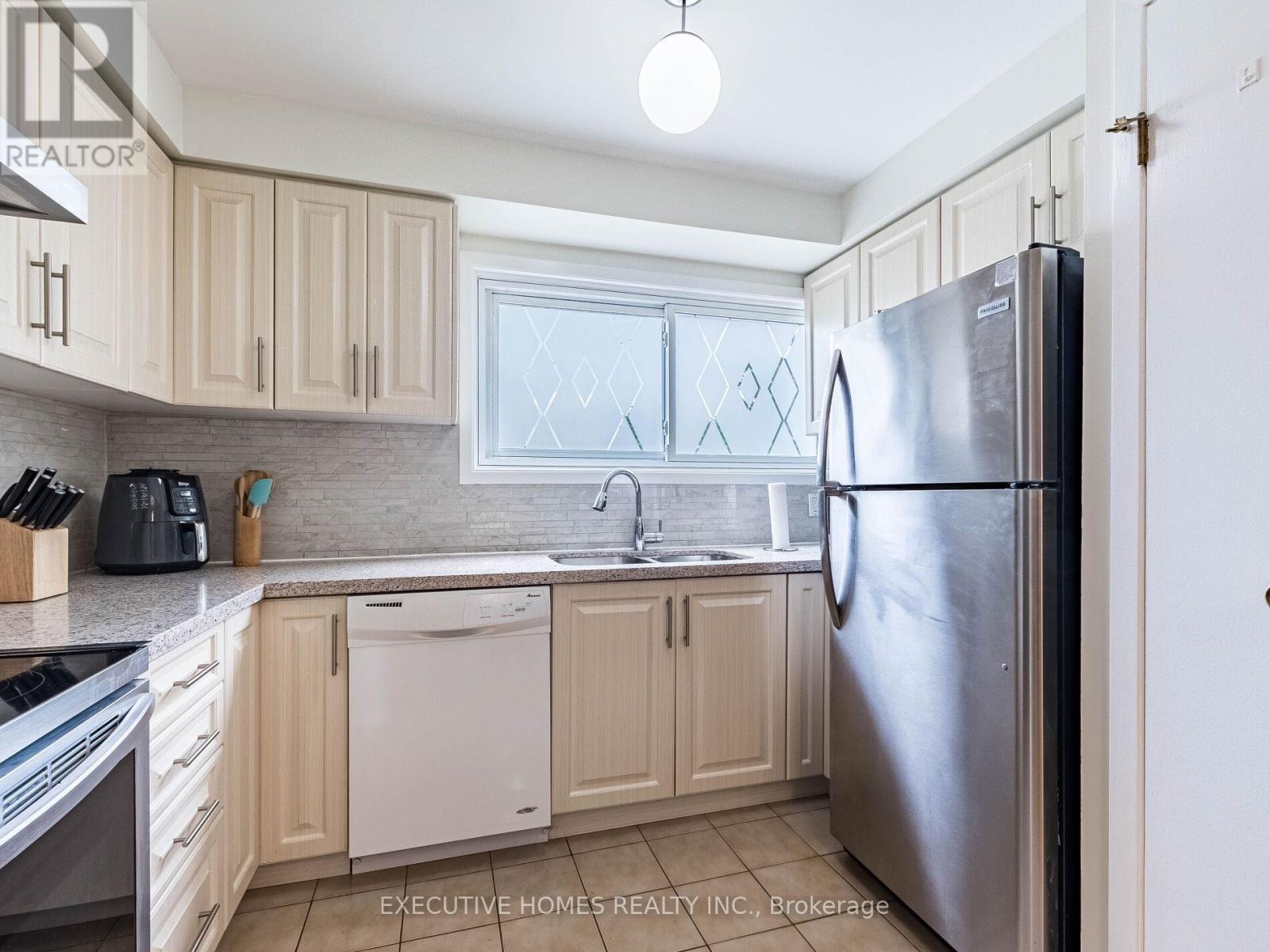 3346 Burdock Place, Mississauga, Ontario  L5A 4B7 - Photo 17 - W12201307