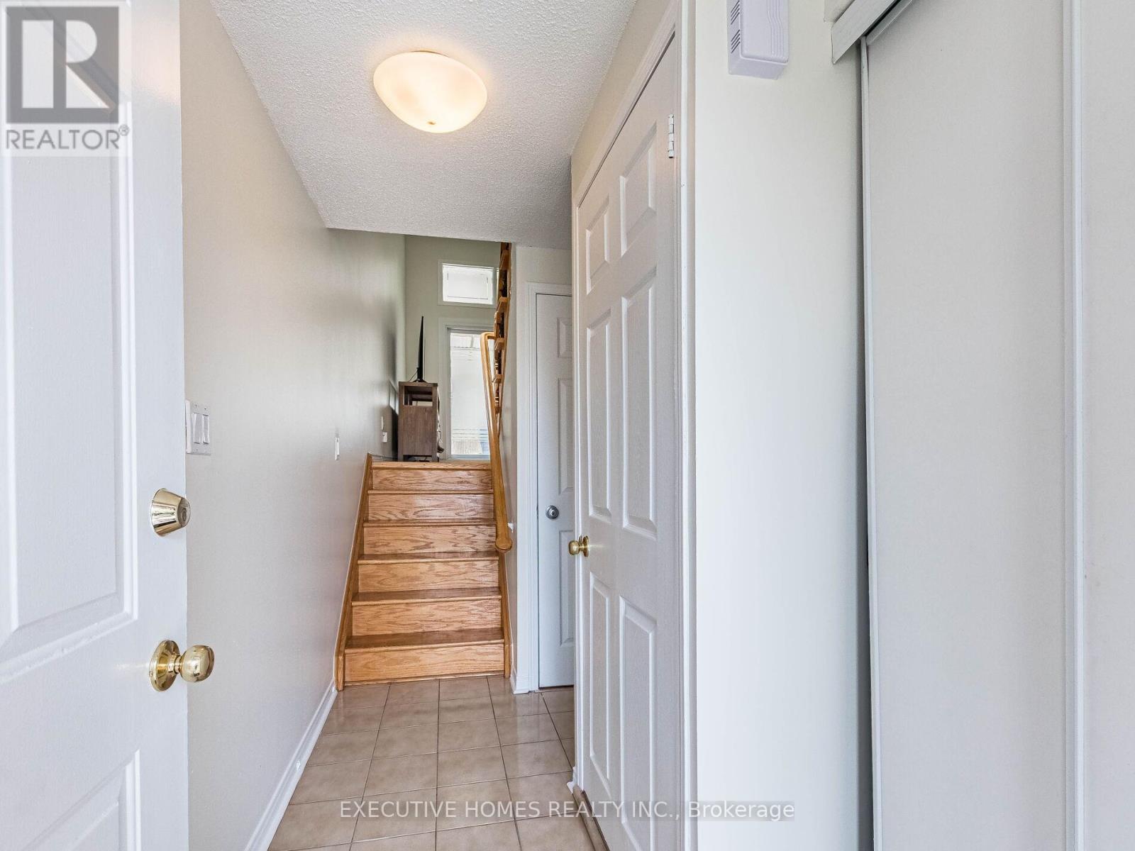 3346 Burdock Place, Mississauga, Ontario  L5A 4B7 - Photo 5 - W12201307