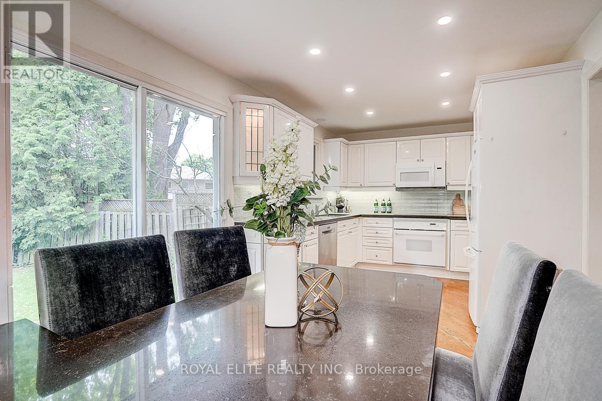 11 Abbeywood Trail, Toronto, Ontario  M3B 3B4 - Photo 19 - C12201555