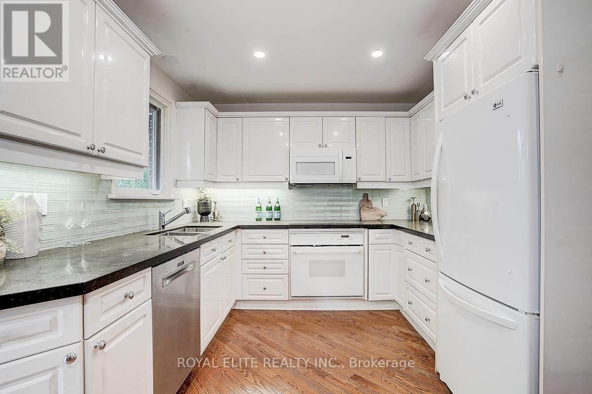 11 Abbeywood Trail, Toronto, Ontario  M3B 3B4 - Photo 24 - C12201555