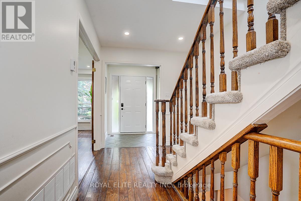 11 Abbeywood Trail, Toronto, Ontario  M3B 3B4 - Photo 7 - C12201555
