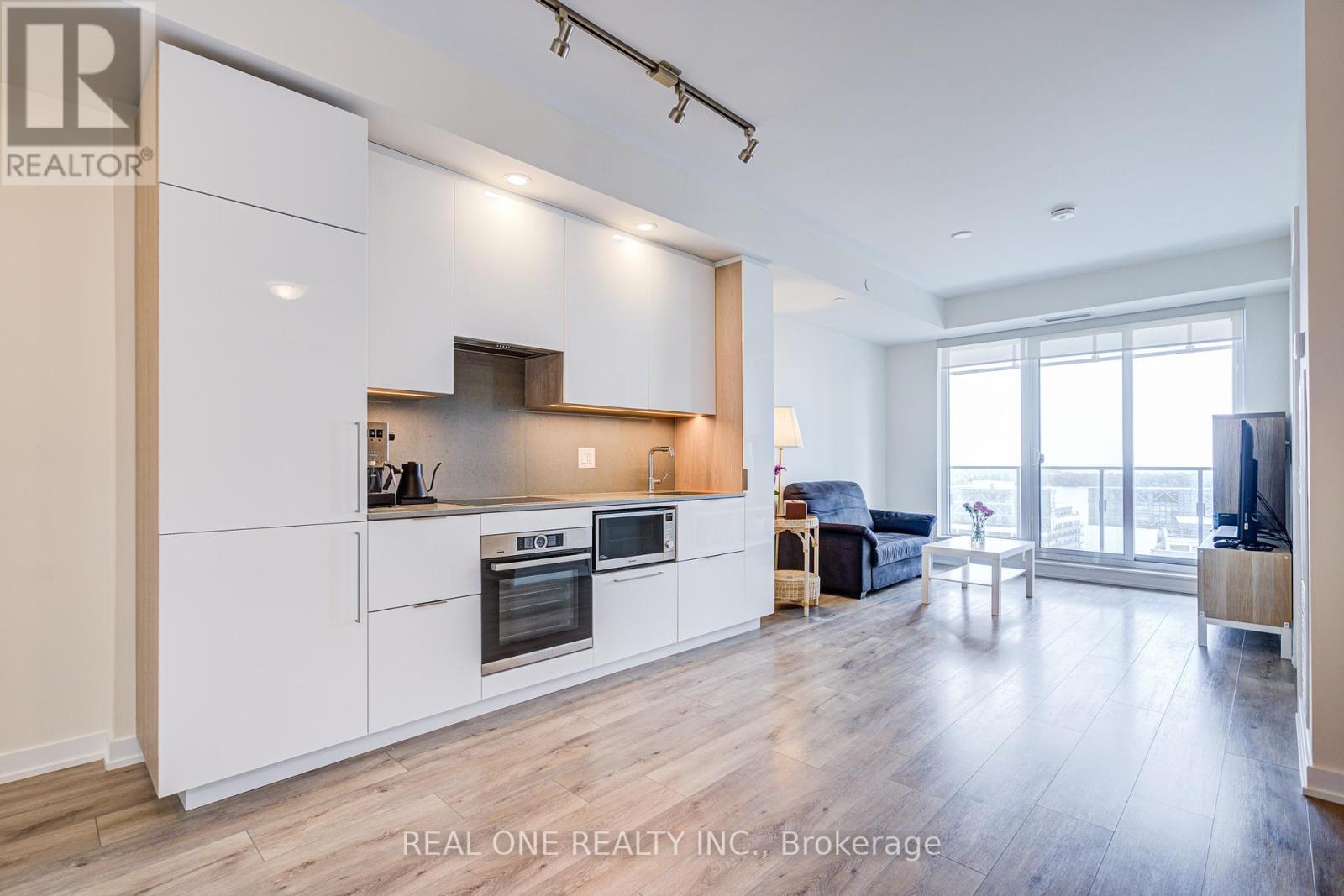 <div class="slider-price">$668,000</div><p>1810 - 28 Freeland Street, Toronto, Ontario</p>