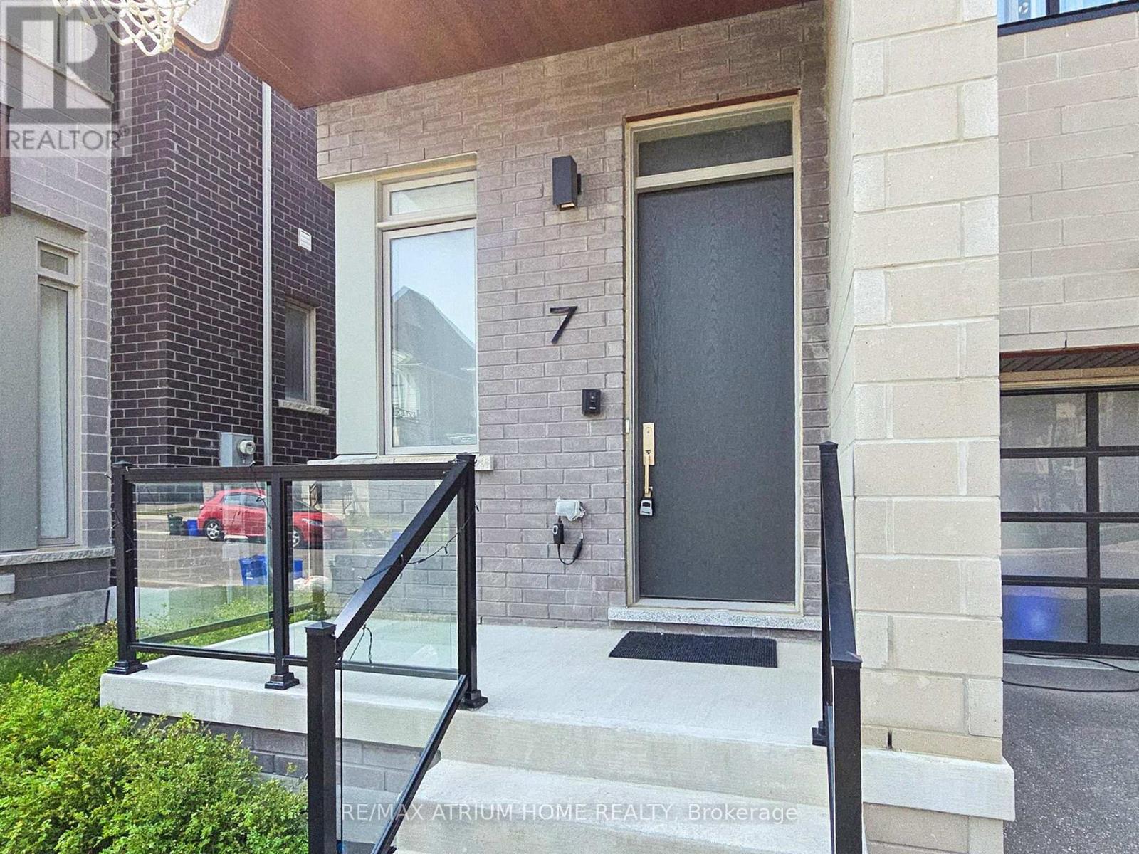 7 Orbit Avenue, Richmond Hill, Ontario  L4C 4Z2 - Photo 2 - N12201660