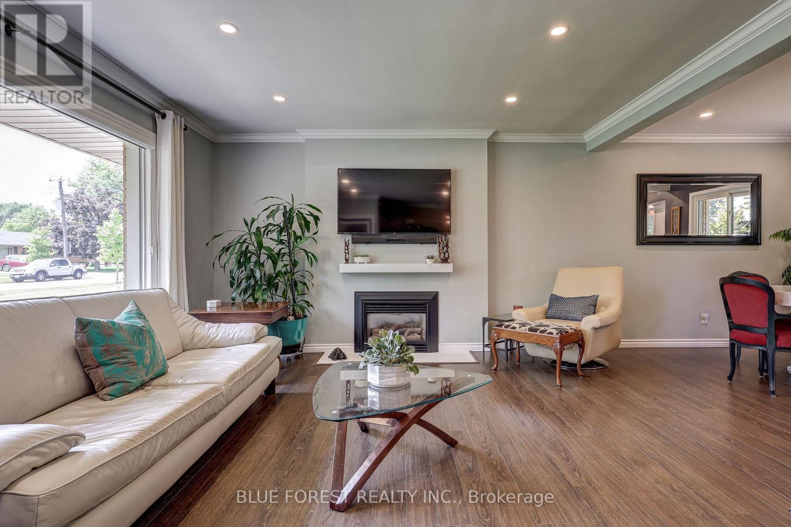 Photo 7 of 49 for 983 Valetta Street