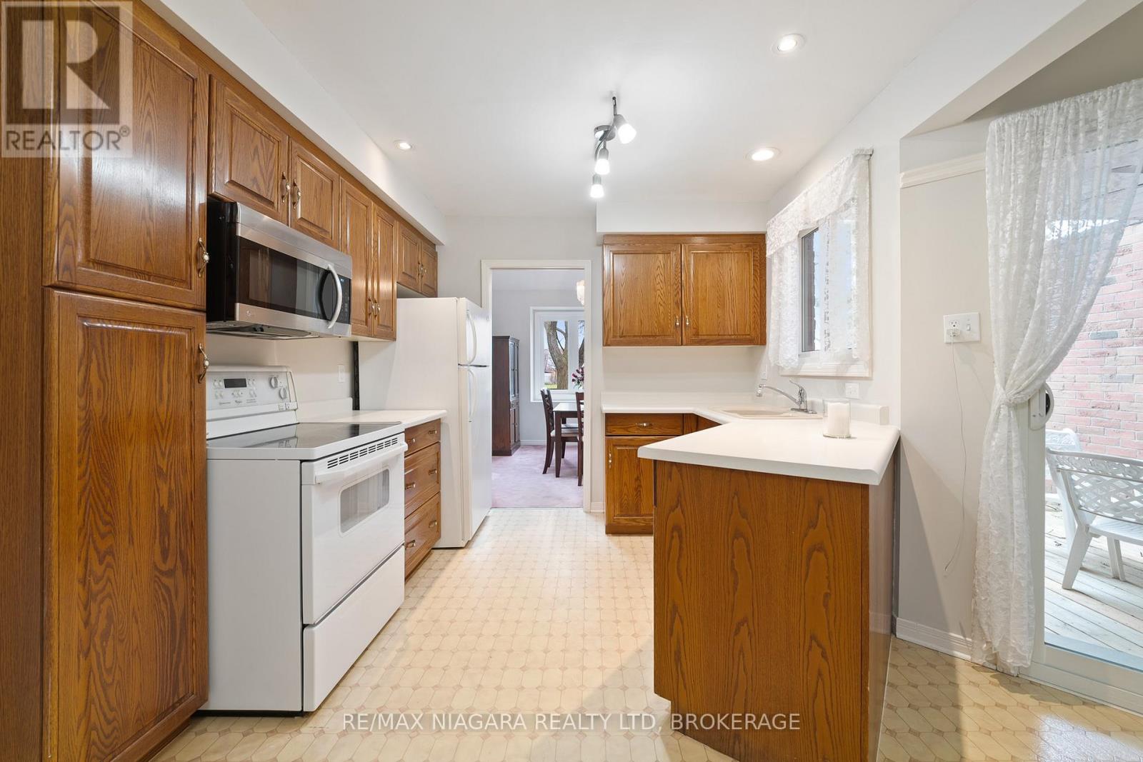 2 - 10 Elderwood Drive, St. Catharines (Grapeview), Ontario  L2S 3G3 - Photo 6 - X12201884