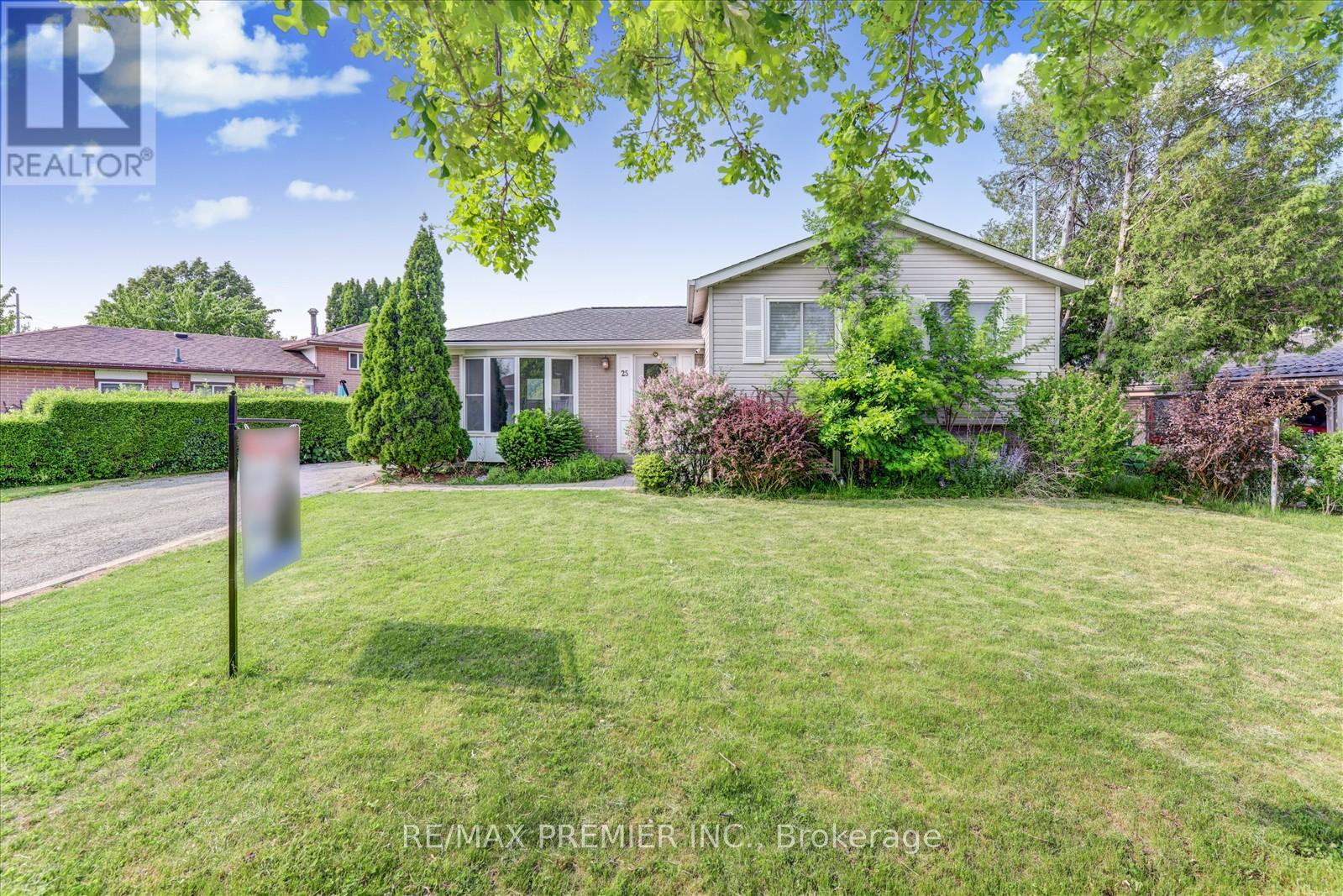 25 Secroft Crescent N, Toronto, Ontario  M3N 1R5 - Photo 2 - W12201523