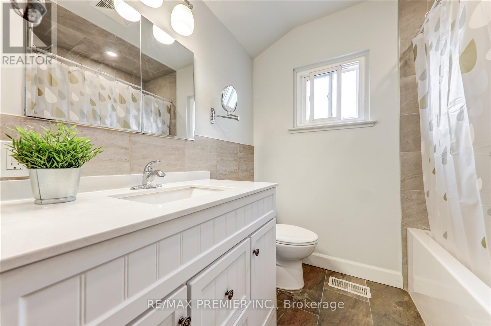 25 Secroft Crescent N, Toronto, Ontario  M3N 1R5 - Photo 21 - W12201523