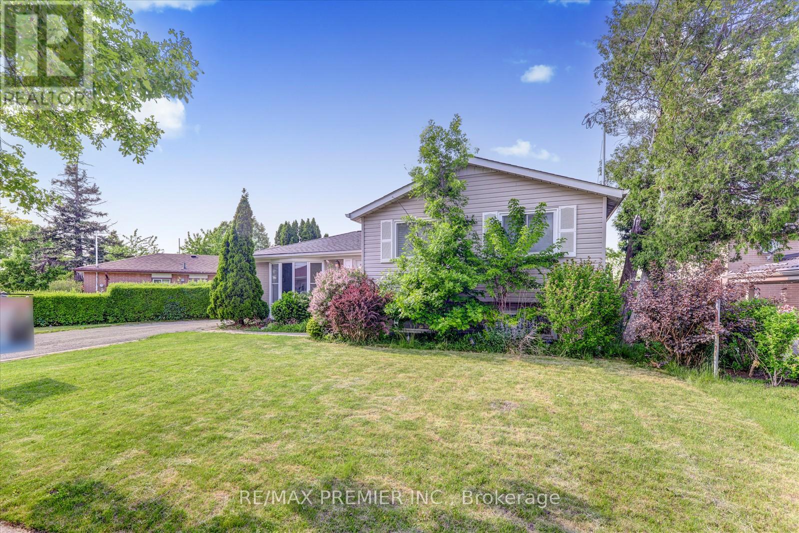 25 Secroft Crescent N, Toronto, Ontario  M3N 1R5 - Photo 3 - W12201523