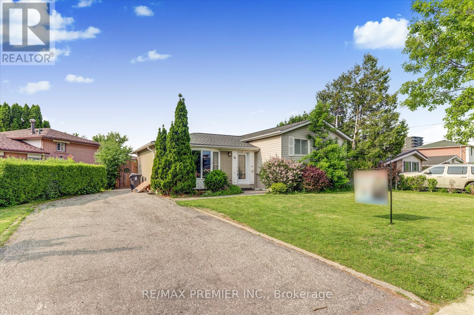 25 Secroft Crescent N, Toronto, Ontario  M3N 1R5 - Photo 4 - W12201523