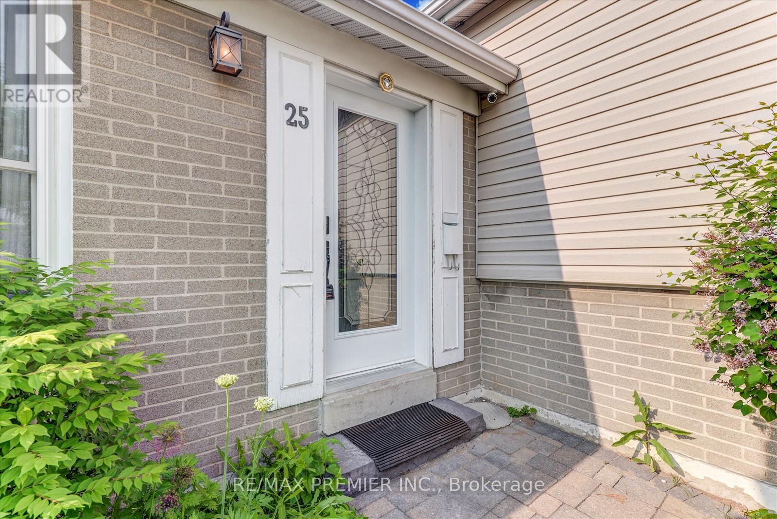 25 Secroft Crescent N, Toronto, Ontario  M3N 1R5 - Photo 6 - W12201523