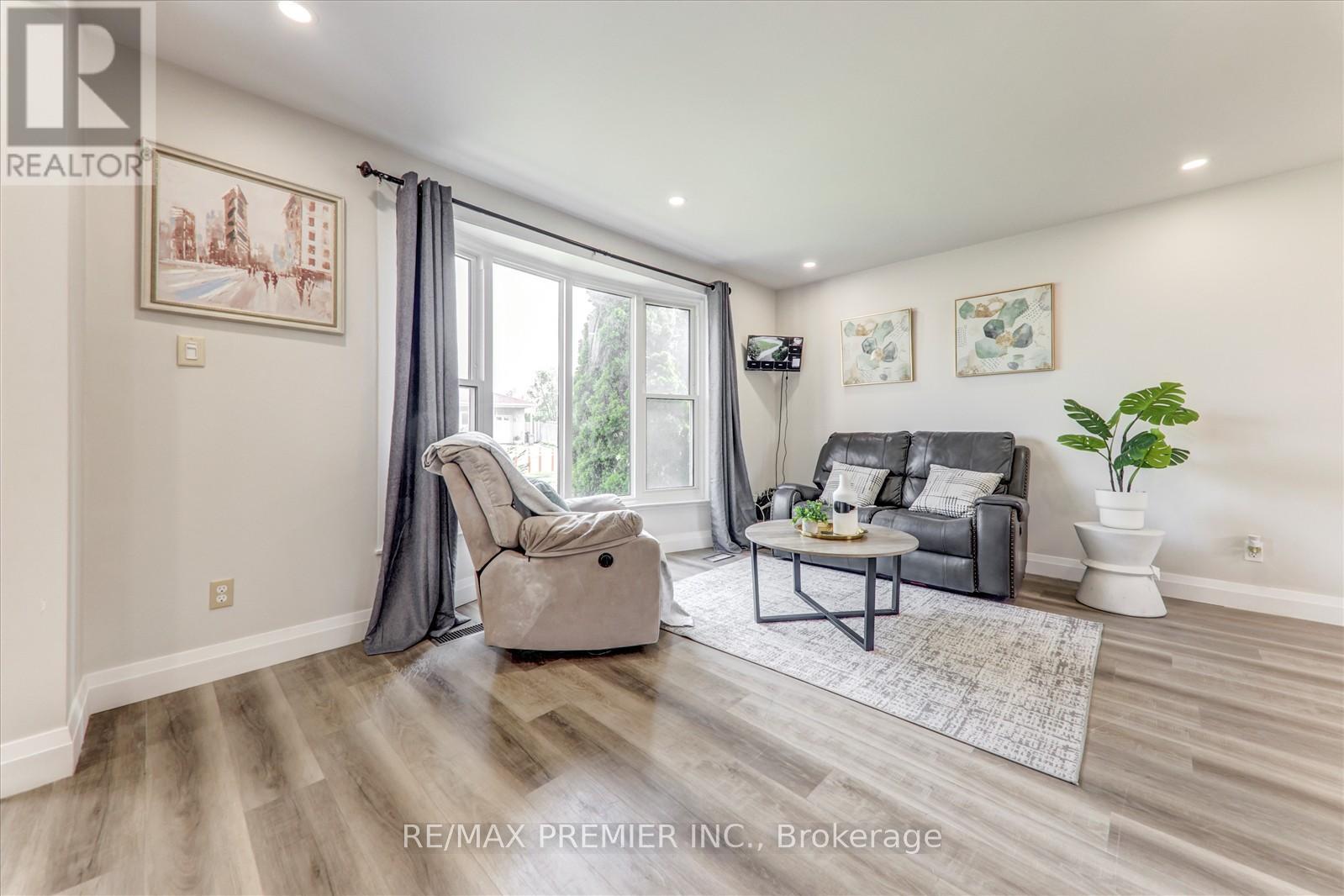 25 Secroft Crescent N, Toronto, Ontario  M3N 1R5 - Photo 8 - W12201523
