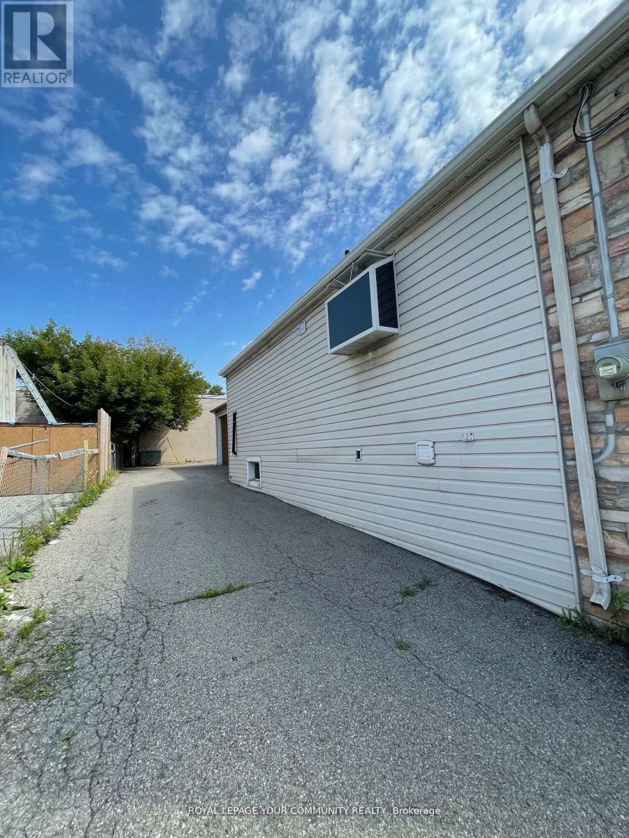 1874 Wilson Avenue, Toronto (Downsview-Roding-Cfb), Ontario  M9M 1A5 - Photo 4 - W12201580
