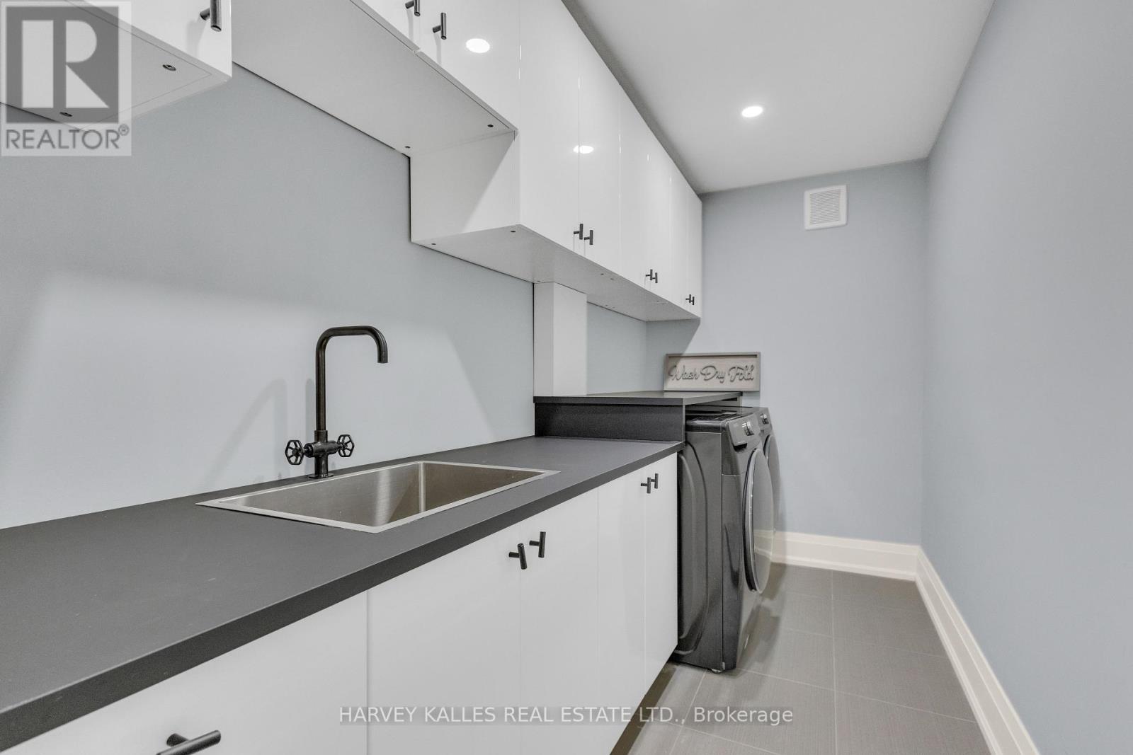29 Leland Avenue, Toronto (Stonegate-Queensway), Ontario  M8Z 2X6 - Photo 43 - W12201683