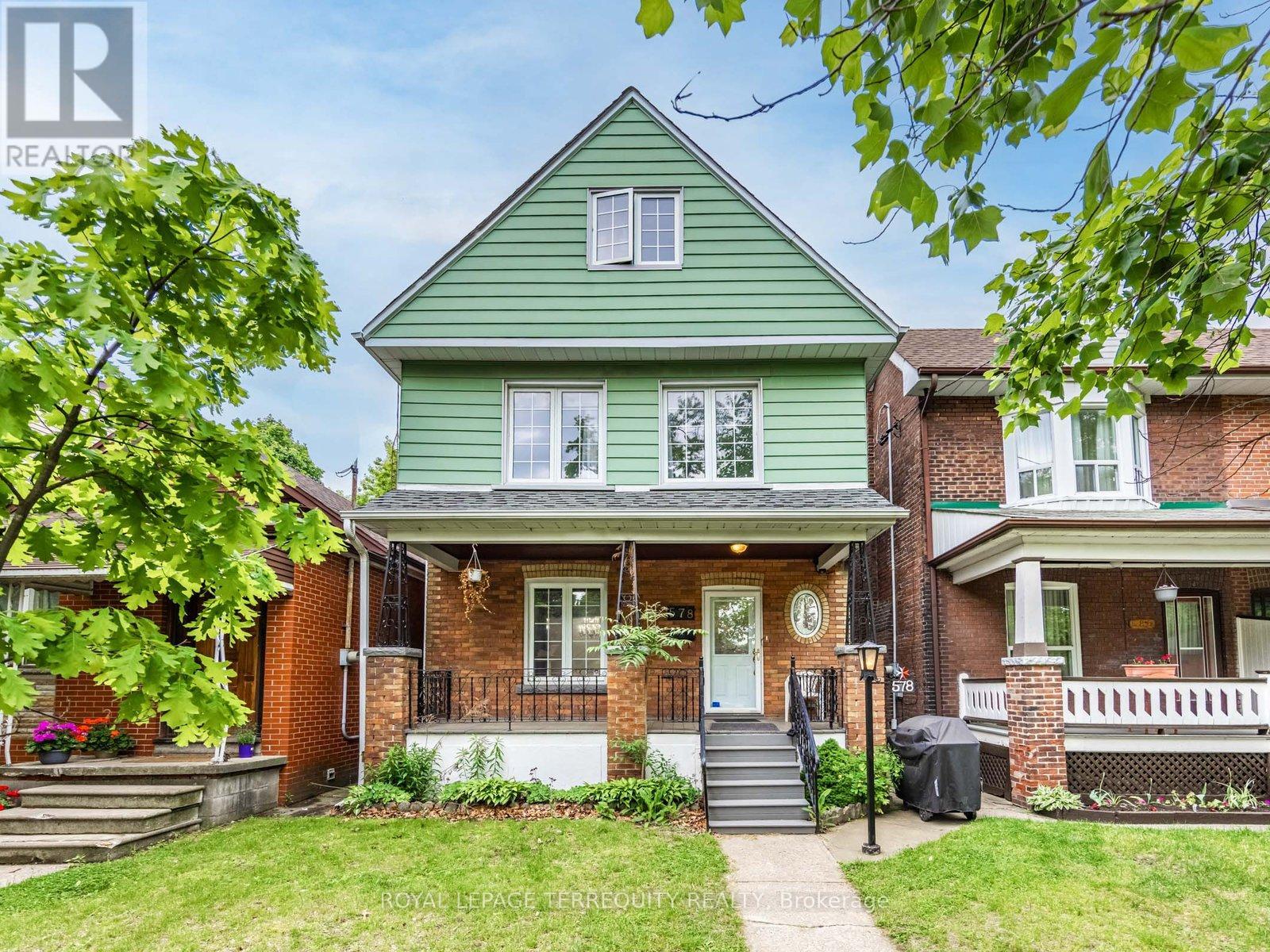 <div class="slider-price">$1,789,000</div><p>578 Durie Street, Toronto, Ontario</p>