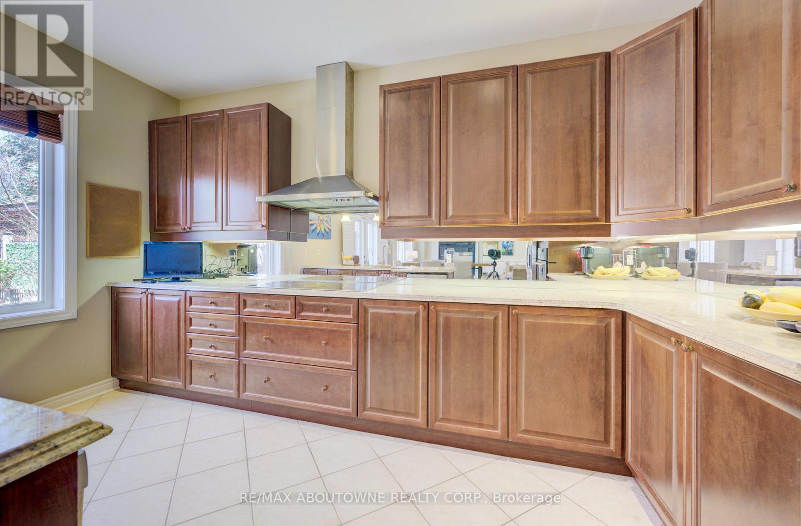 1521 Craigleith Road, Oakville, Ontario  L6H 7W3 - Photo 8 - W12200645