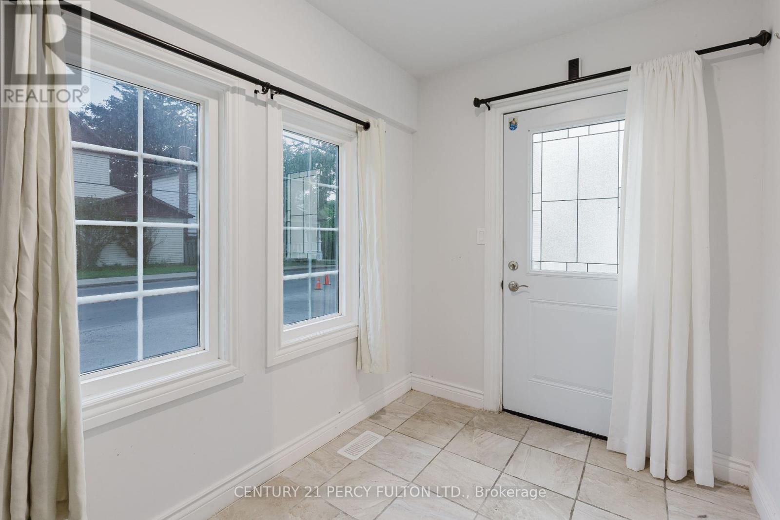 9 New Mountain Road, Hamilton, Ontario  L8G 2R4 - Photo 9 - X12201534