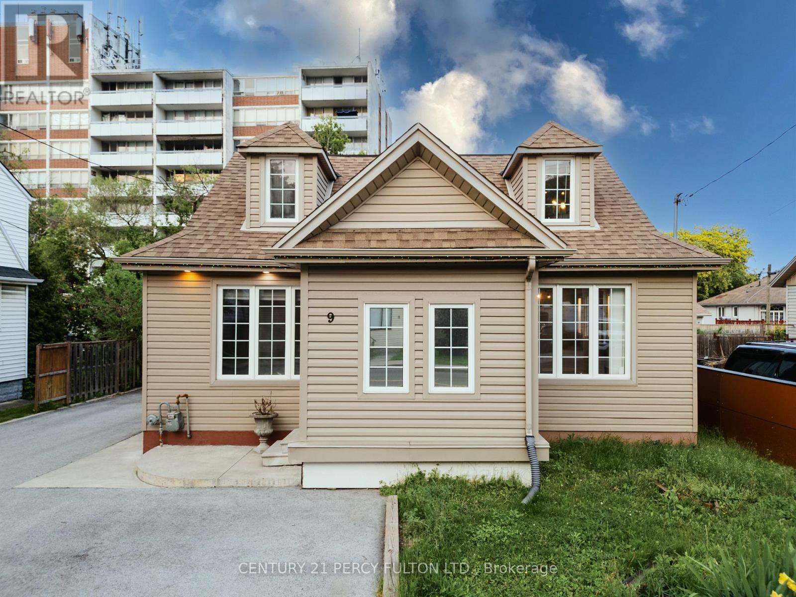 9 New Mountain Road, Hamilton, Ontario  L8G 2R4 - Photo 2 - X12201536