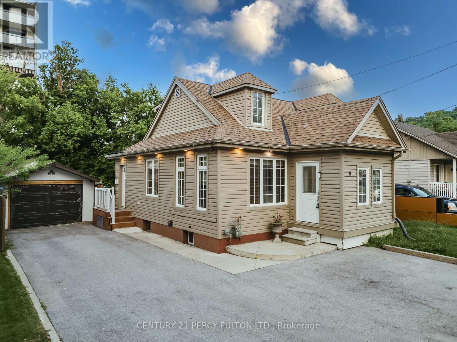 9 New Mountain Road, Hamilton, Ontario  L8G 2R4 - Photo 3 - X12201536