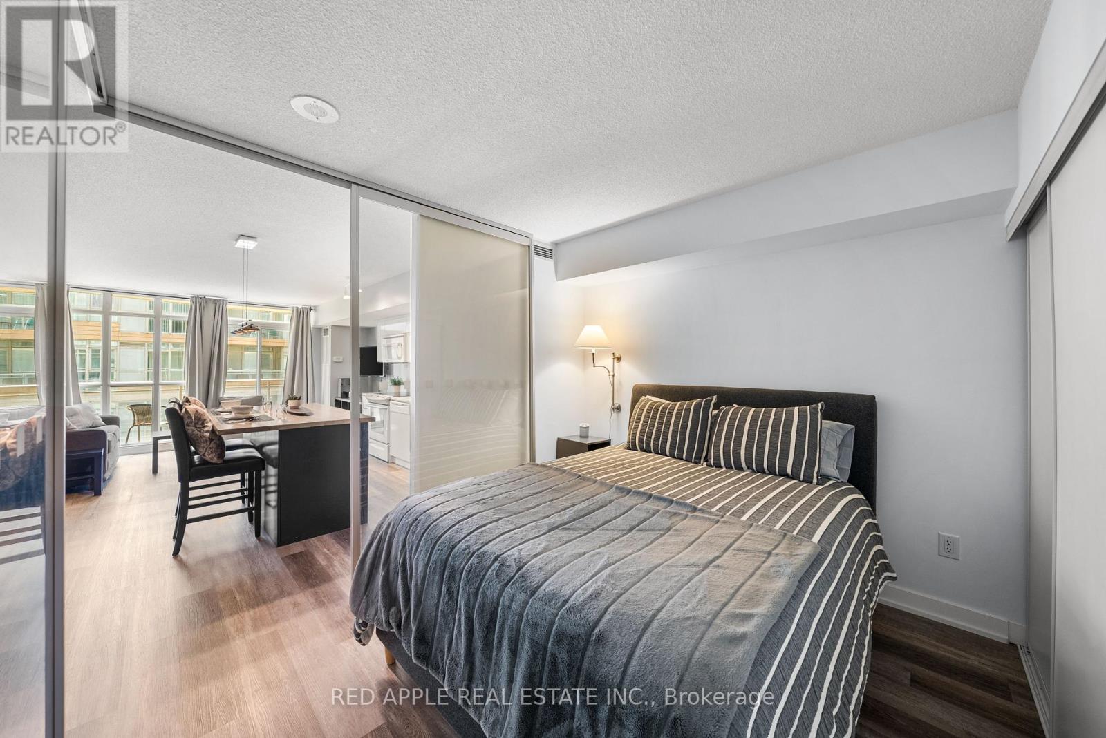 530 - 21 Iceboat Terrace, Toronto, Ontario  M5V 4A9 - Photo 15 - C12201879