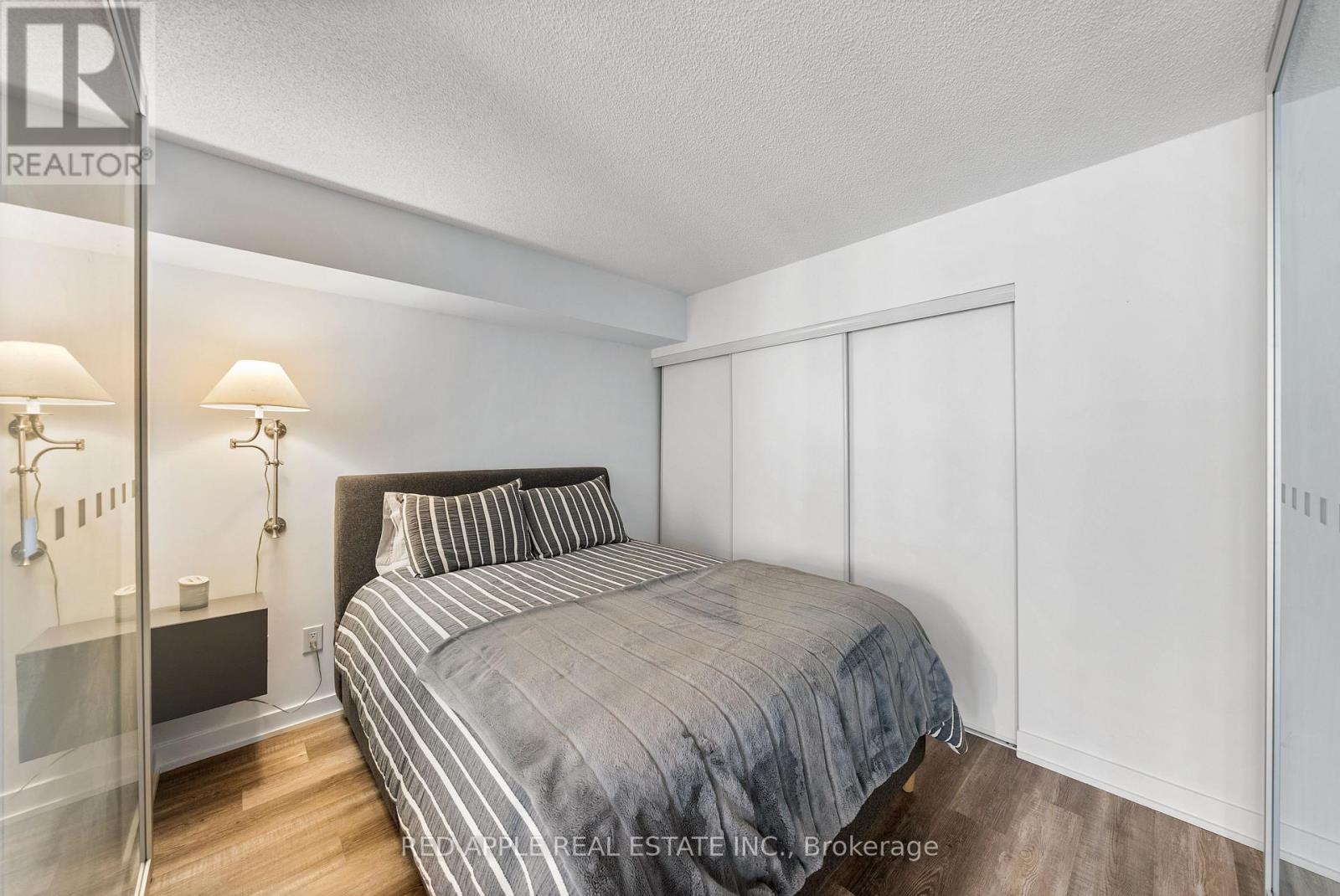 530 - 21 Iceboat Terrace, Toronto, Ontario  M5V 4A9 - Photo 16 - C12201879