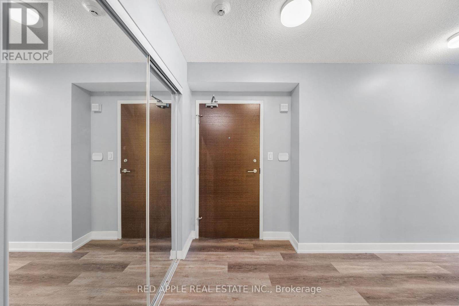 530 - 21 Iceboat Terrace, Toronto, Ontario  M5V 4A9 - Photo 19 - C12201879
