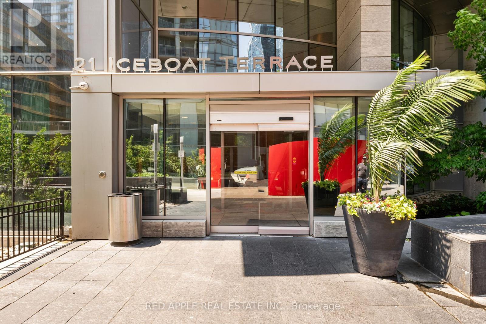 530 - 21 Iceboat Terrace, Toronto, Ontario  M5V 4A9 - Photo 28 - C12201879
