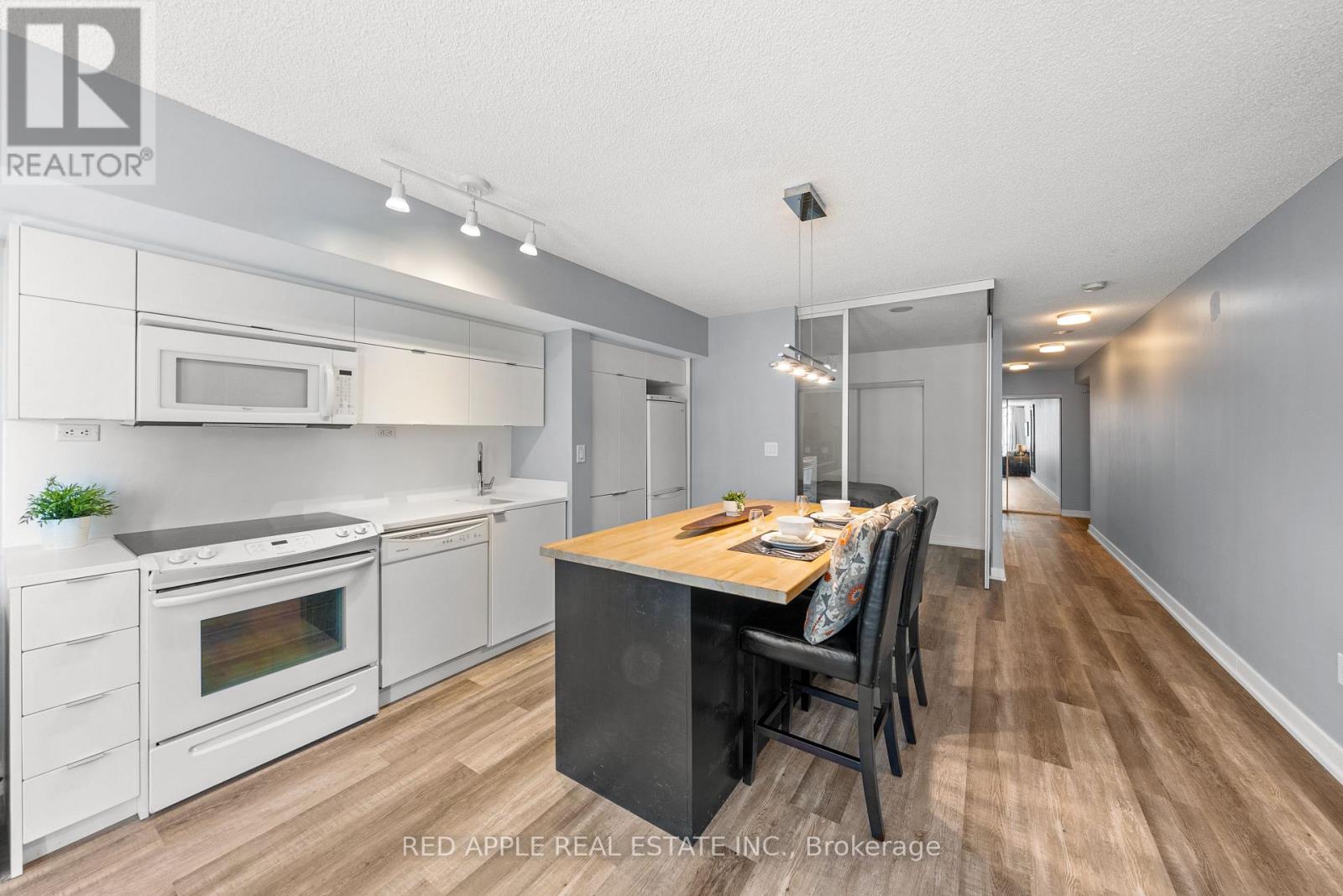 530 - 21 Iceboat Terrace, Toronto, Ontario  M5V 4A9 - Photo 6 - C12201879