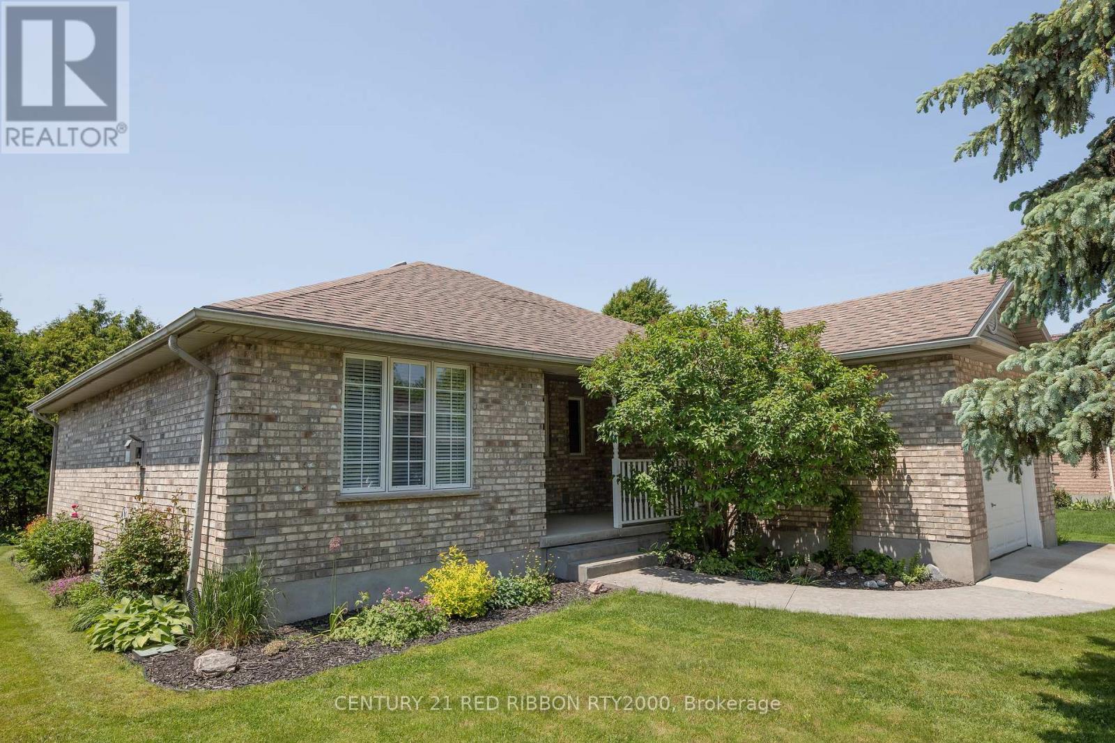482 Riverview Drive, Strathroy-Caradoc, Ontario  N7G 4B3 - Photo 2 - X12202099