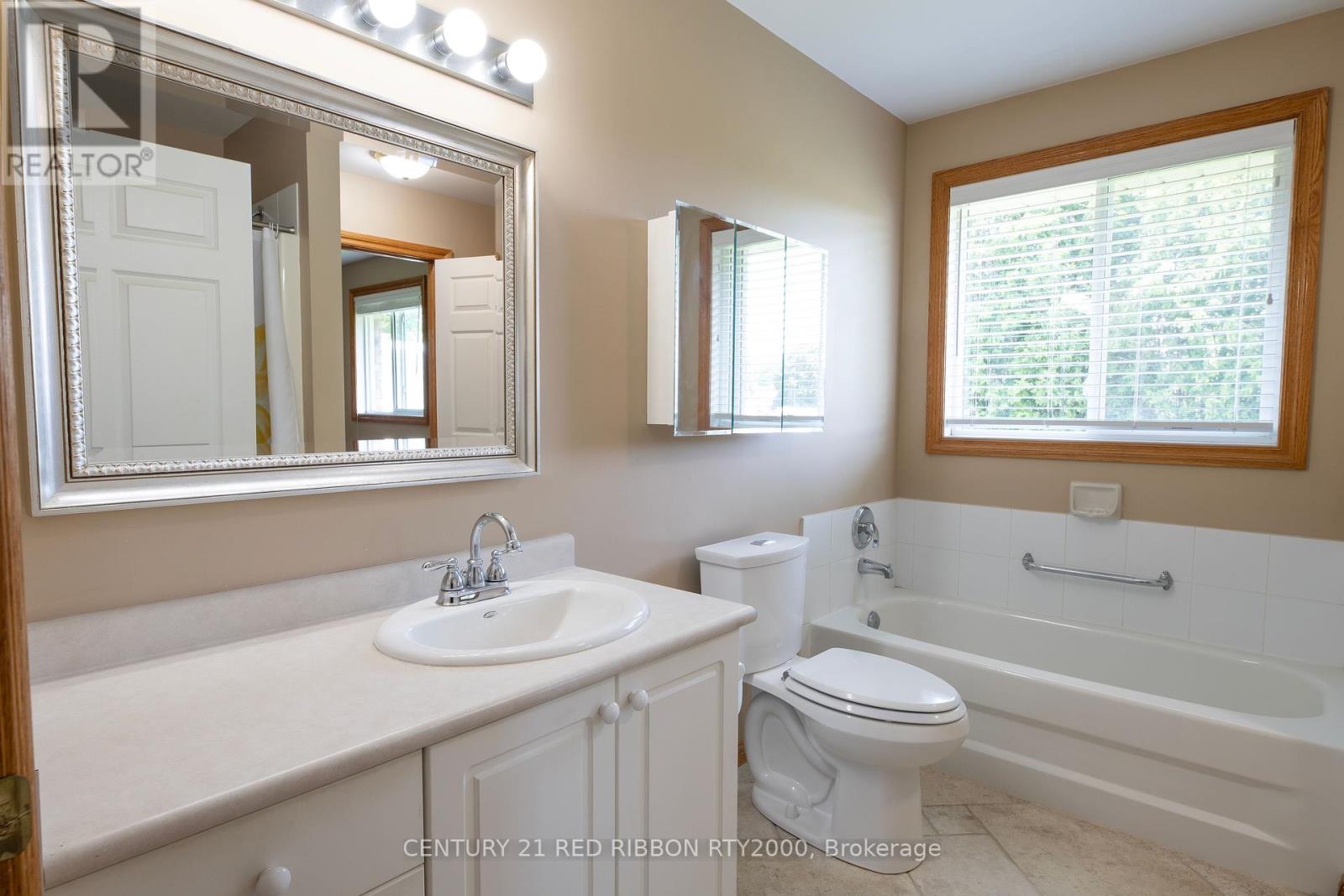 482 Riverview Drive, Strathroy-Caradoc, Ontario  N7G 4B3 - Photo 21 - X12202099