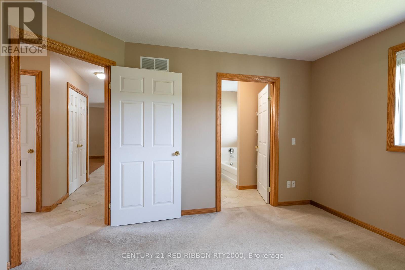 482 Riverview Drive, Strathroy-Caradoc, Ontario  N7G 4B3 - Photo 24 - X12202099