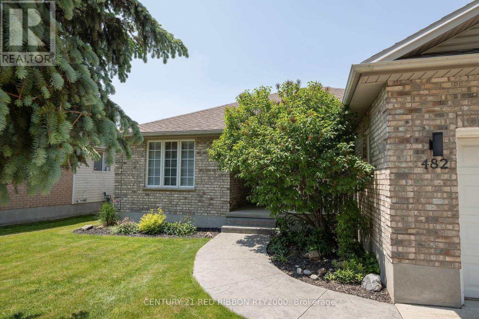 482 Riverview Drive, Strathroy-Caradoc, Ontario  N7G 4B3 - Photo 3 - X12202099