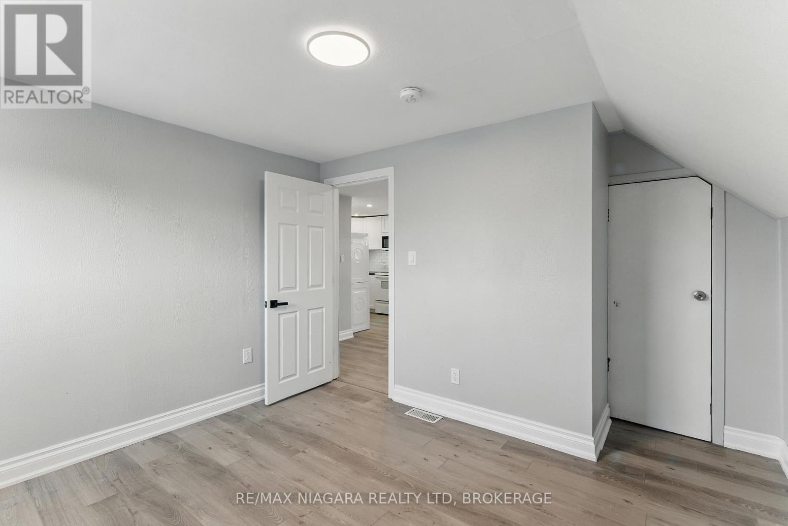 Upper - 290 Scholfield Avenue S, Welland, Ontario  L3B 1N8 - Photo 10 - X12202088