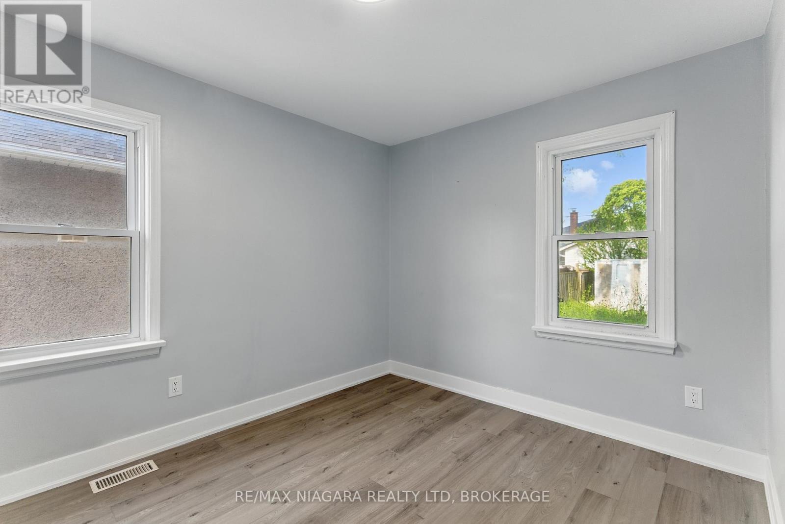 Main - 290 Scholfield Avenue S, Welland (Lincoln/crowland), Ontario  L3B 1N8 - Photo 8 - X12202090