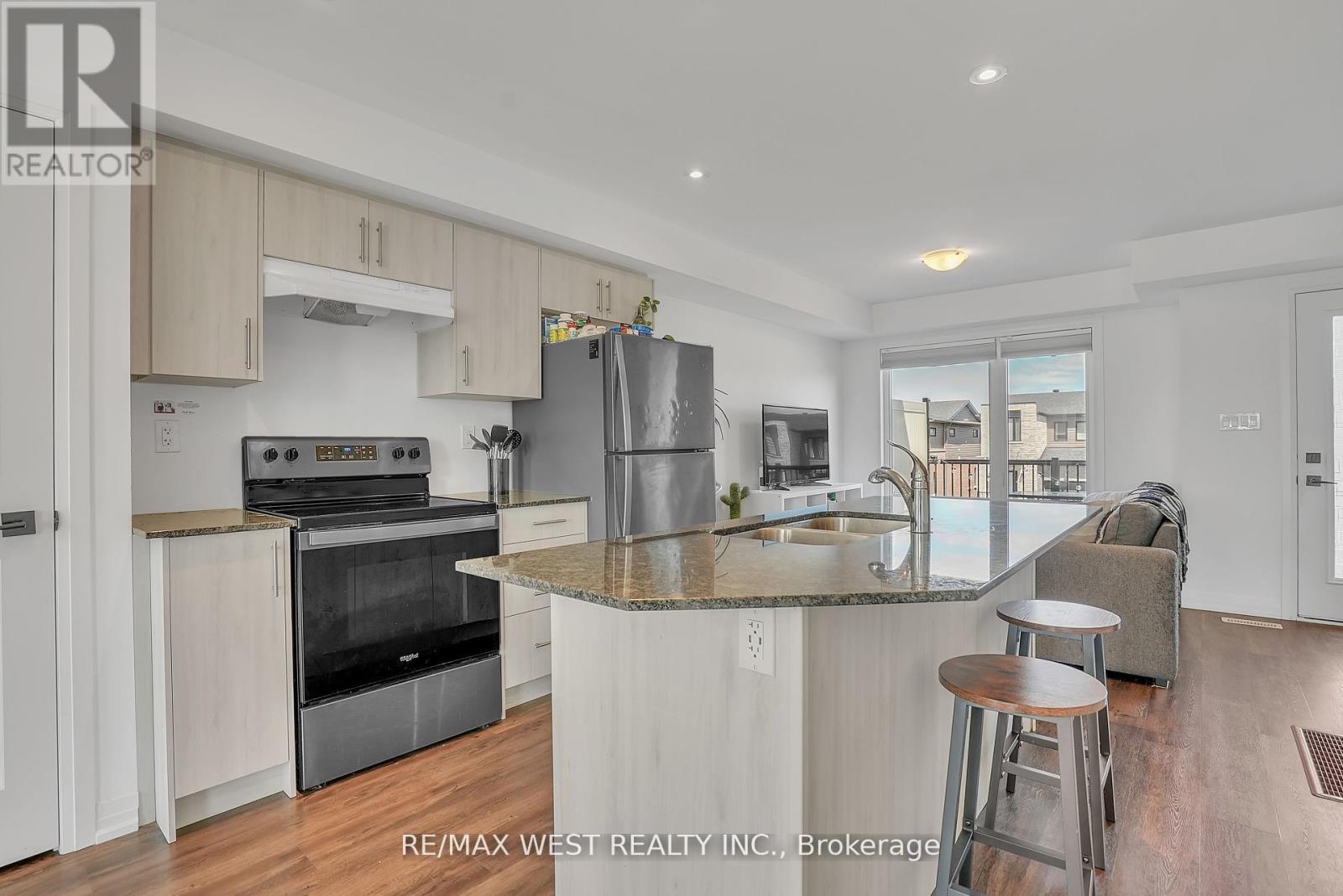 61 Fairlane Avenue, Barrie, Ontario  L9J 0N1 - Photo 2 - S12201838