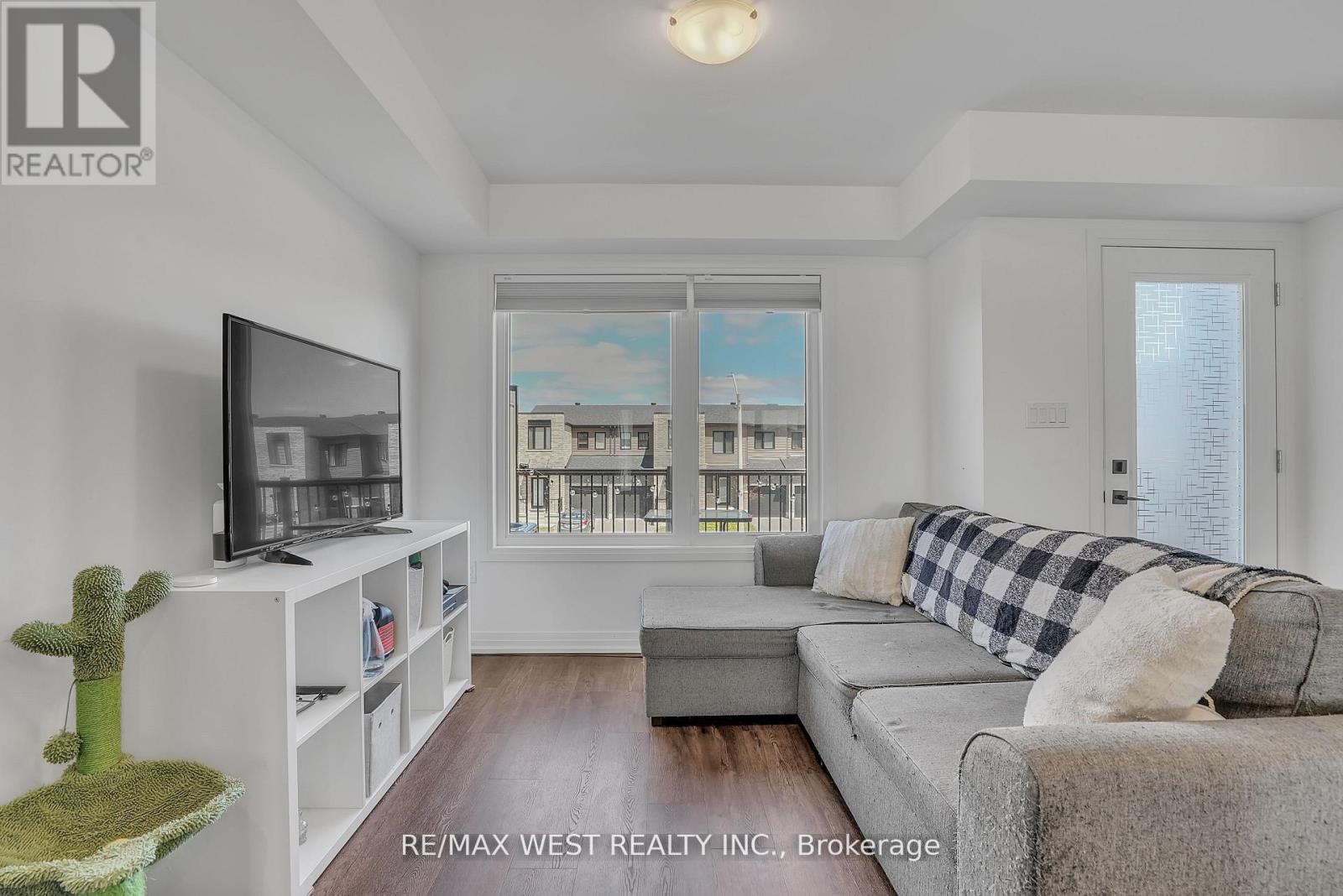 61 Fairlane Avenue, Barrie, Ontario  L9J 0N1 - Photo 3 - S12201838