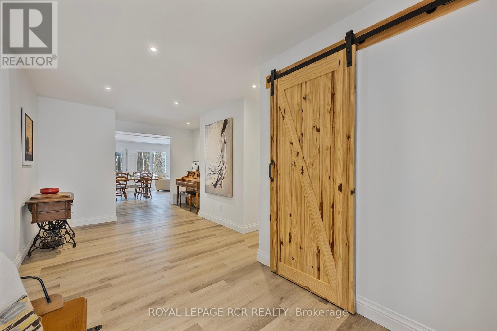 Property at 236 SIMCOE STREET N image 3