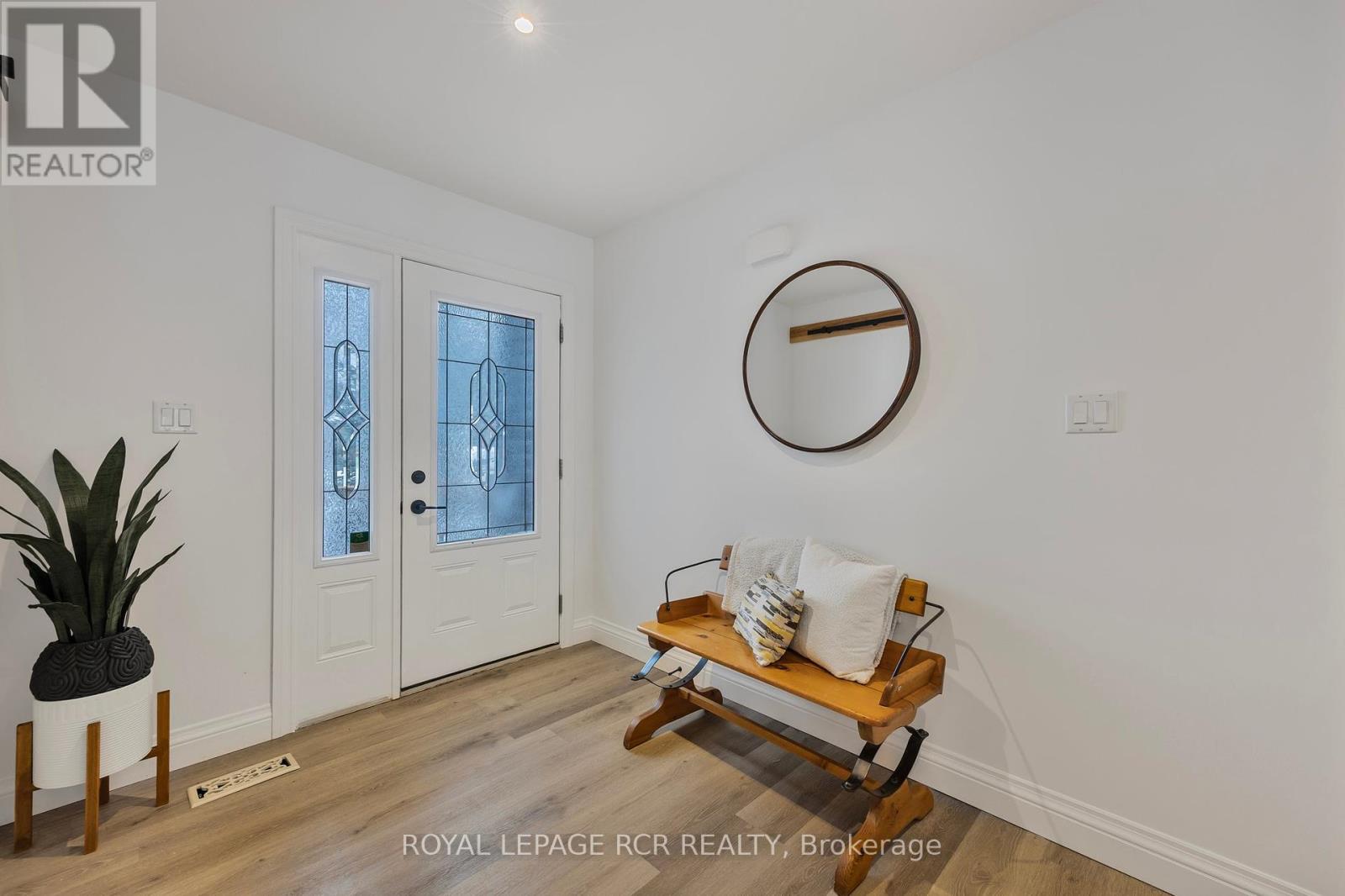 Property at 236 SIMCOE STREET N image 4