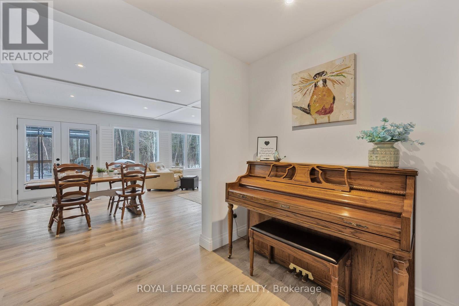 Property at 236 SIMCOE STREET N image 5