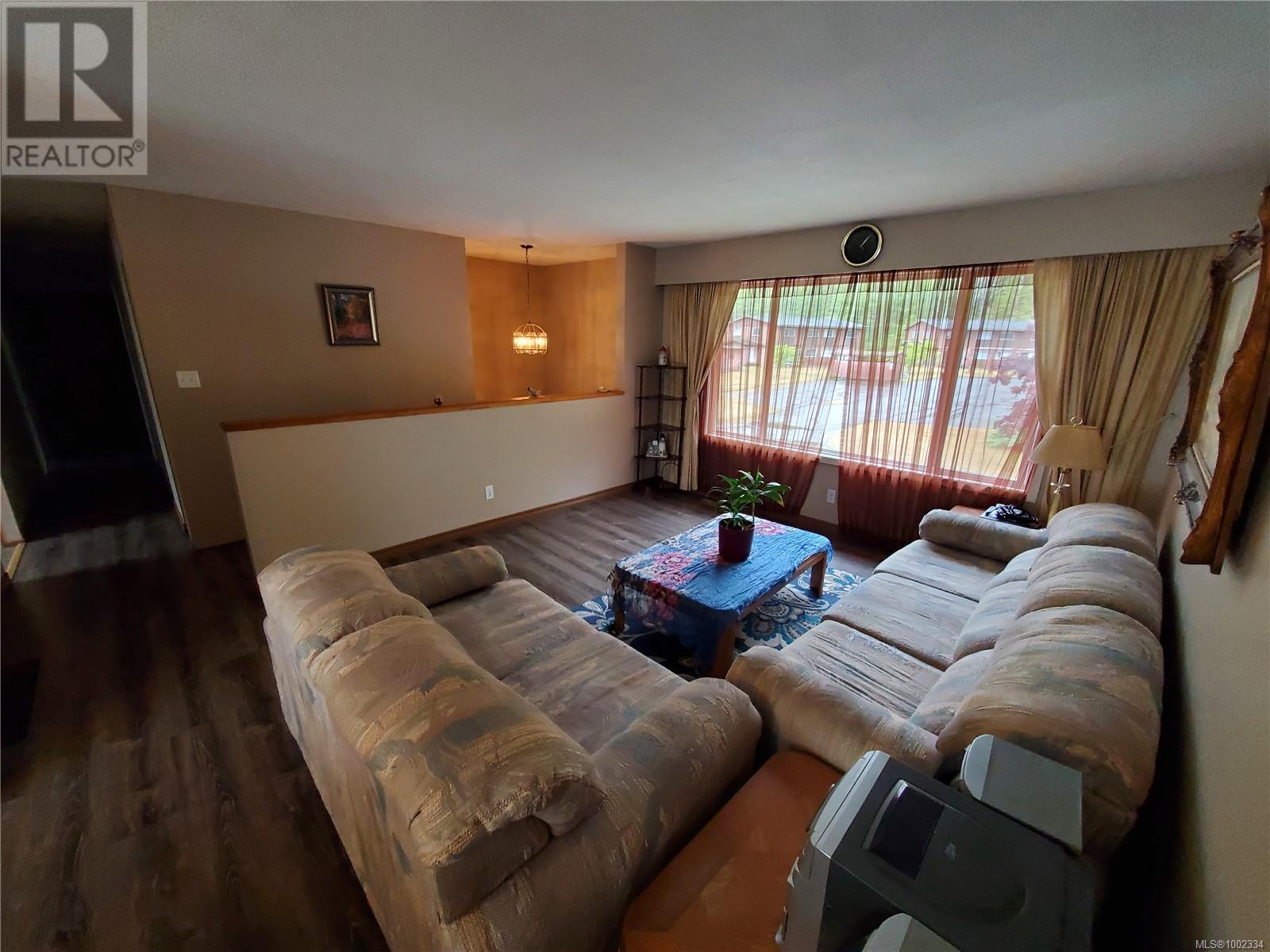Property at 860 Jewitt Dr image 2