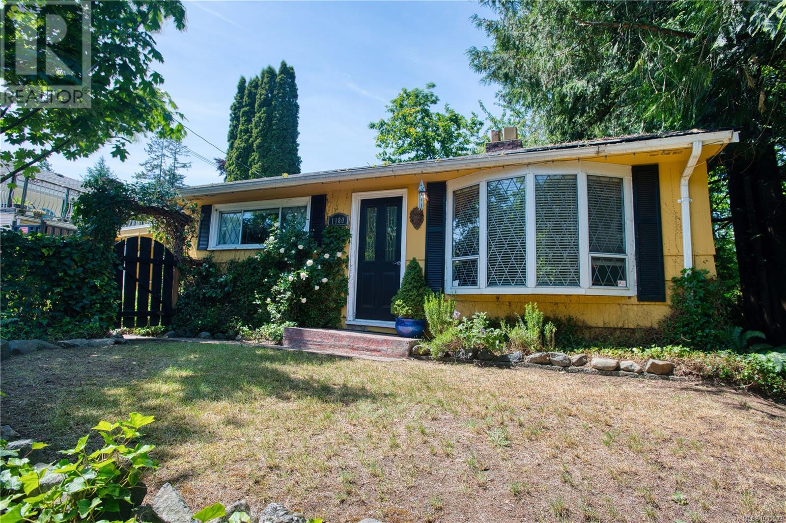Property at 1180 Macdonald Cres image 2