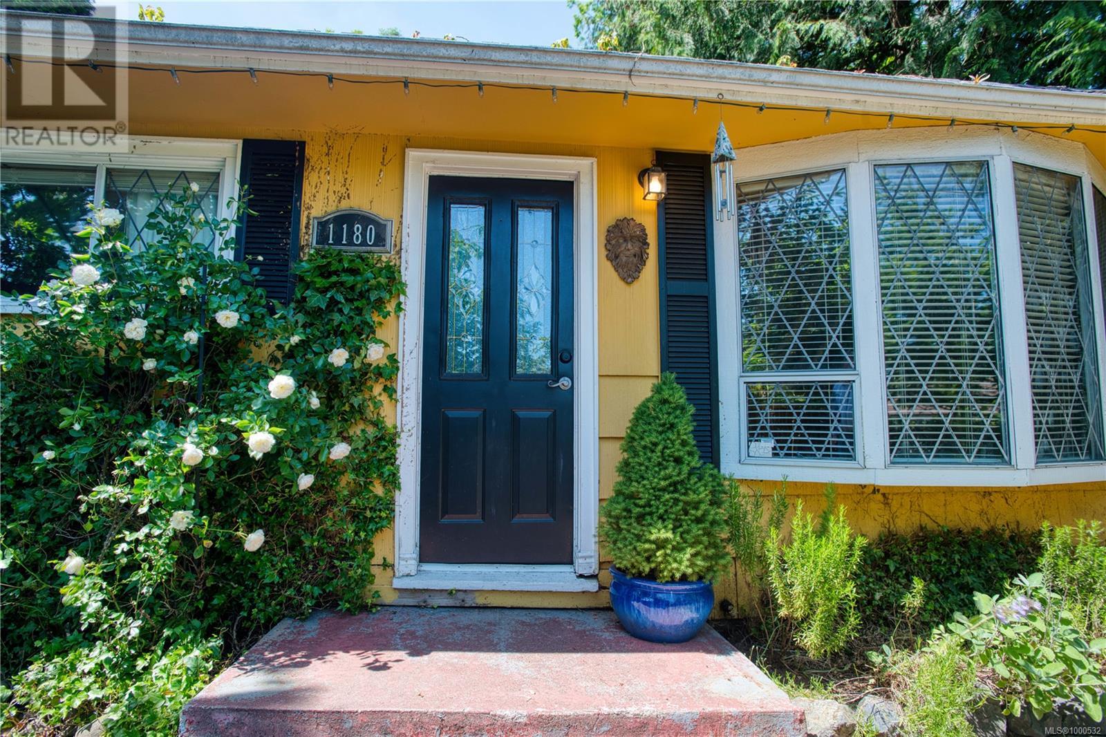 Property at 1180 Macdonald Cres image 3