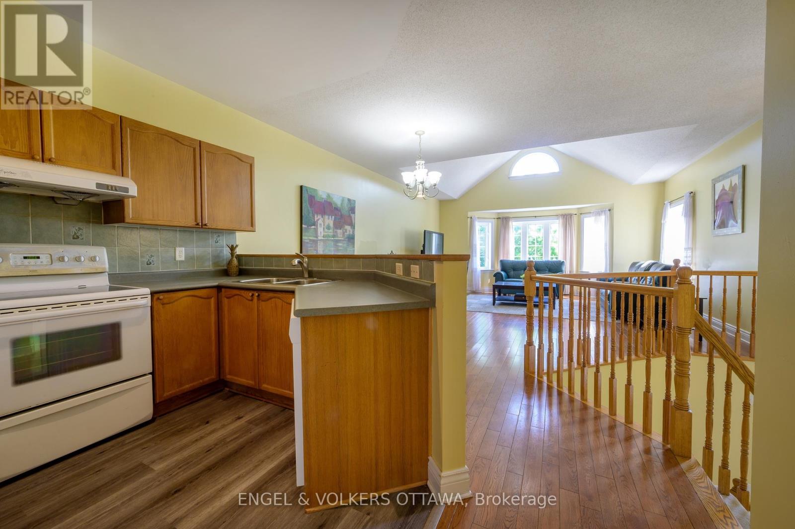 43 Castle Glen Crescent, Ottawa, Ontario  K2L 4G9 - Photo 11 - X12202084