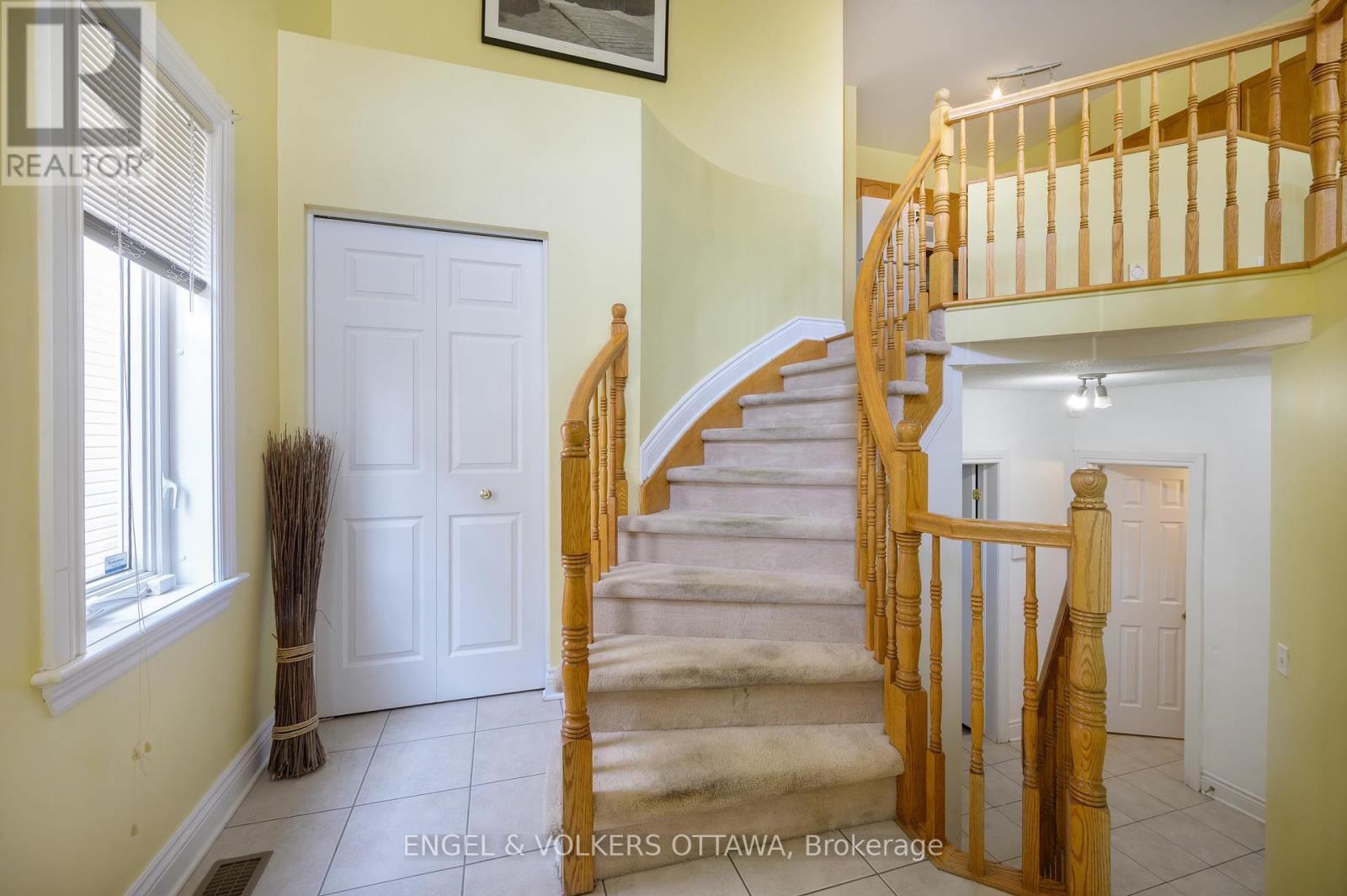 43 Castle Glen Crescent, Ottawa, Ontario  K2L 4G9 - Photo 3 - X12202084