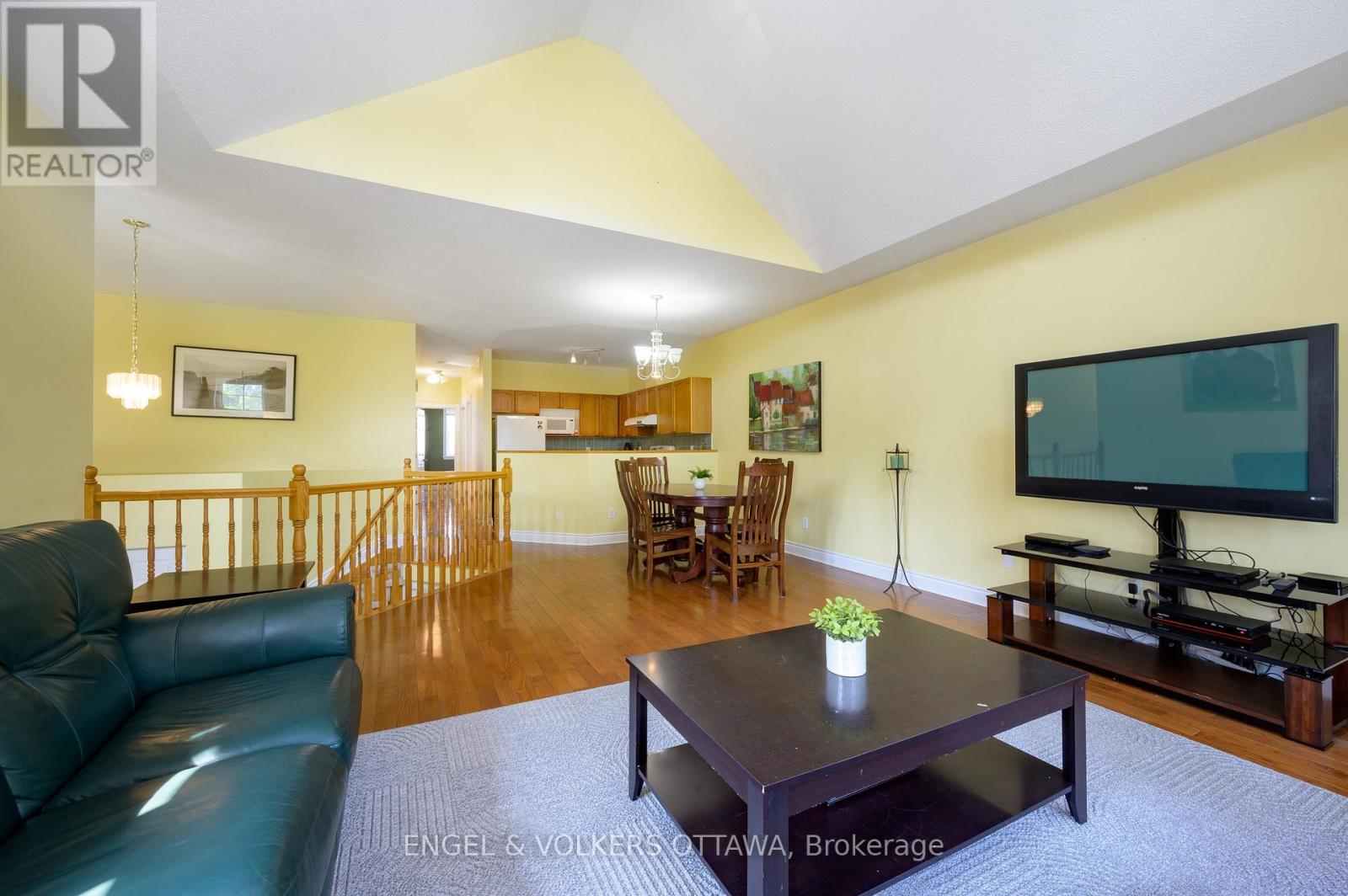 43 Castle Glen Crescent, Ottawa, Ontario  K2L 4G9 - Photo 4 - X12202084