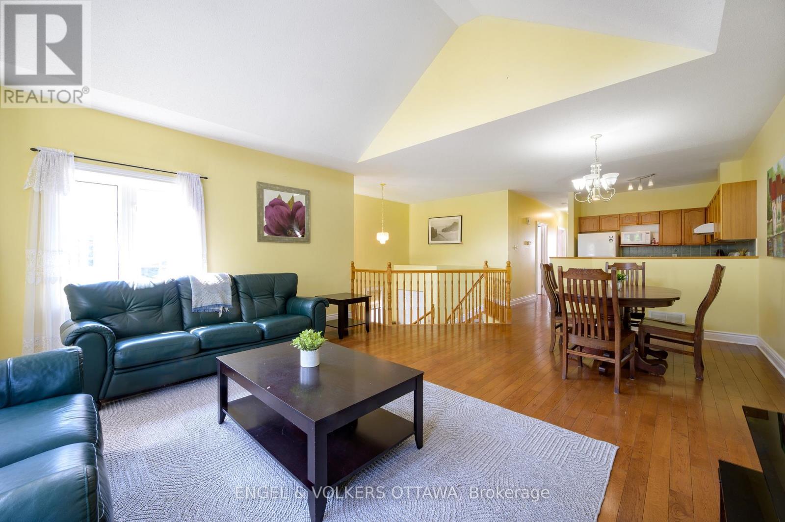 43 Castle Glen Crescent, Ottawa, Ontario  K2L 4G9 - Photo 5 - X12202084