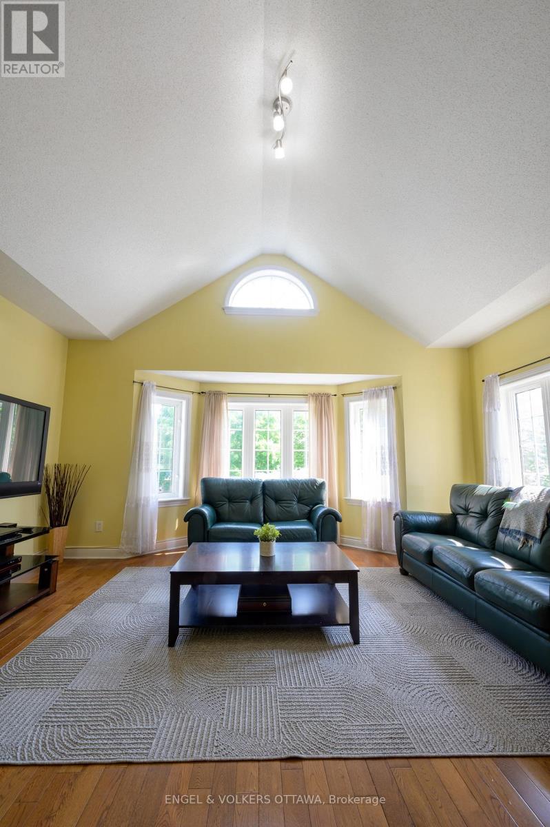43 Castle Glen Crescent, Ottawa, Ontario  K2L 4G9 - Photo 6 - X12202084
