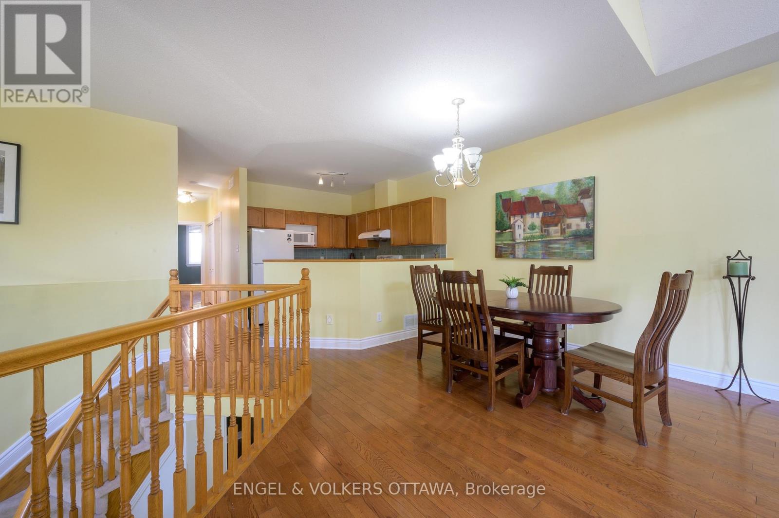 43 Castle Glen Crescent, Ottawa, Ontario  K2L 4G9 - Photo 7 - X12202084