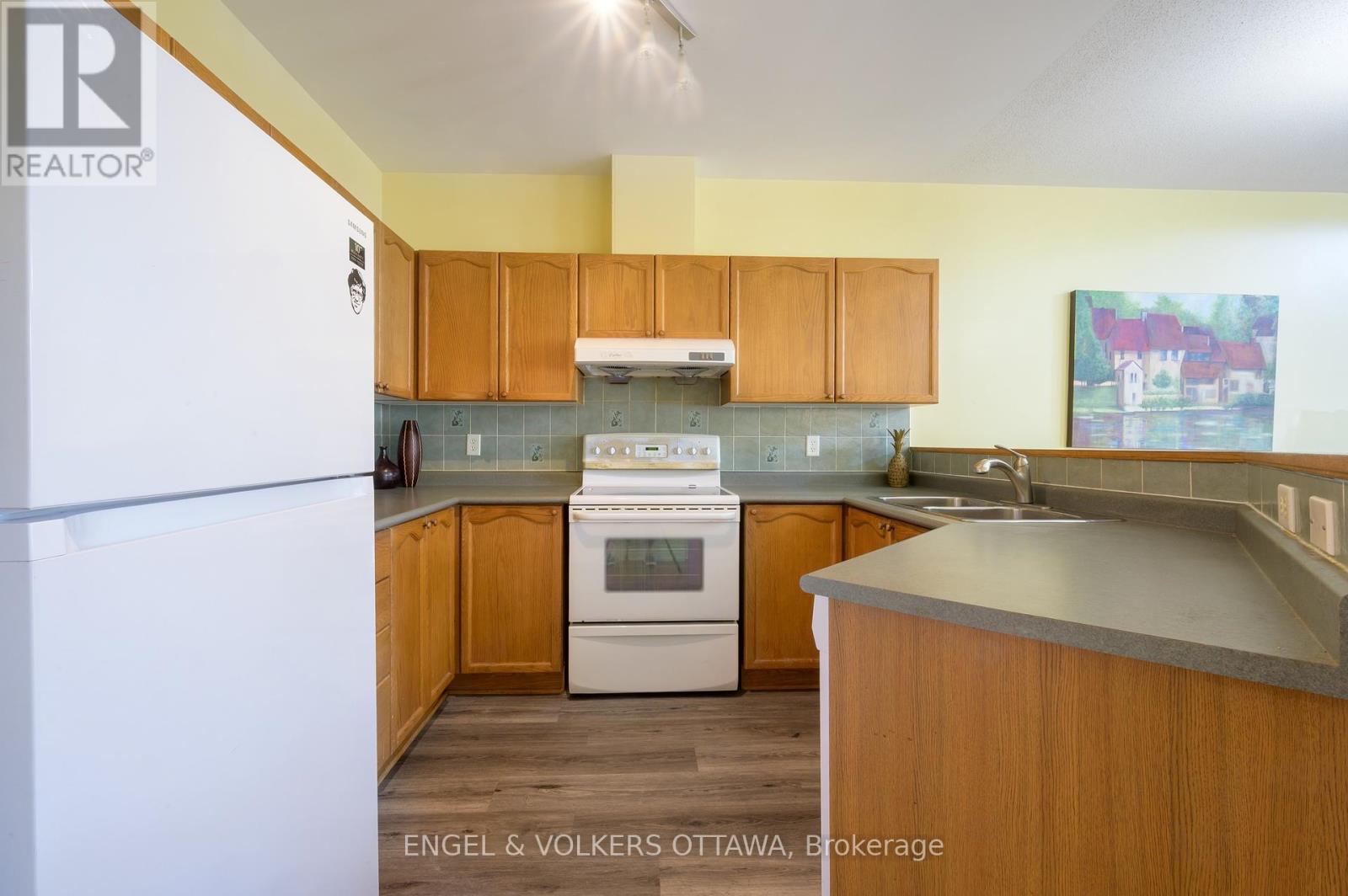 43 Castle Glen Crescent, Ottawa, Ontario  K2L 4G9 - Photo 8 - X12202084